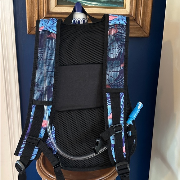 NWT Vibe Festival Gear Hydration Backpack in a Famingo/Tropical Pattern - Picture 7 of 9